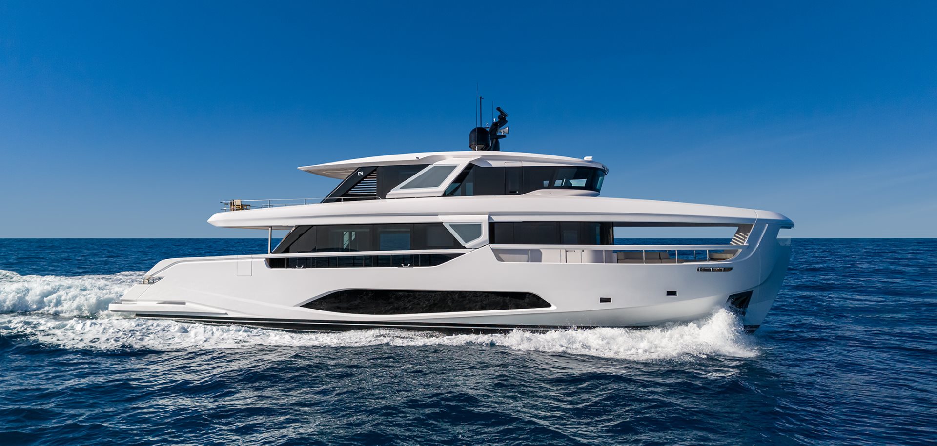 Ferretti Yachts INFYNITO 90
